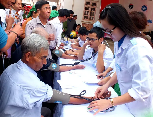 Tổ chức khám bệnh cho ngư dân 4 tỉnh miền Trung